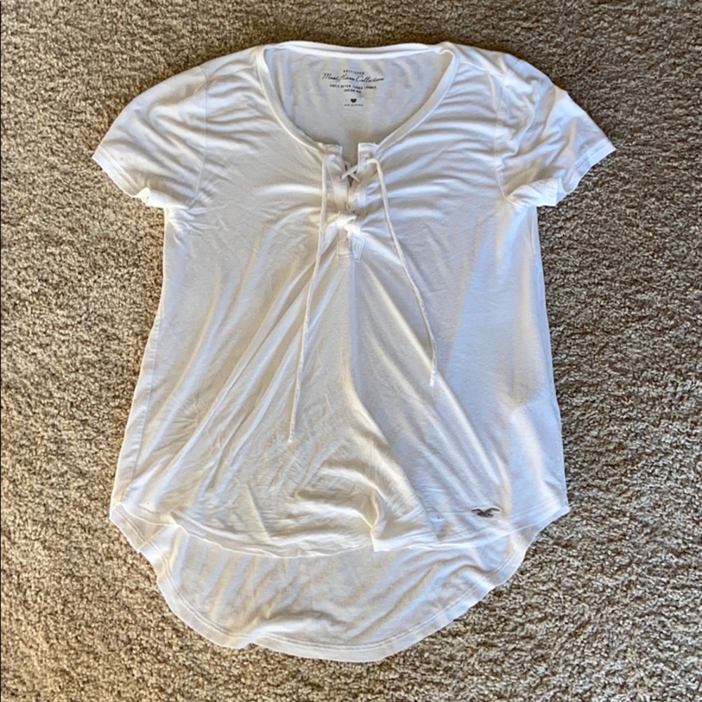 white hollister tshirt